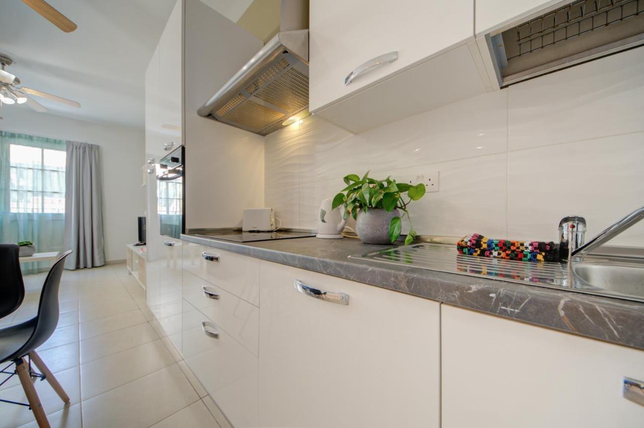Azure Haven - Gzira Apartments And Penthouse By Shortletsmalta Bagian luar foto