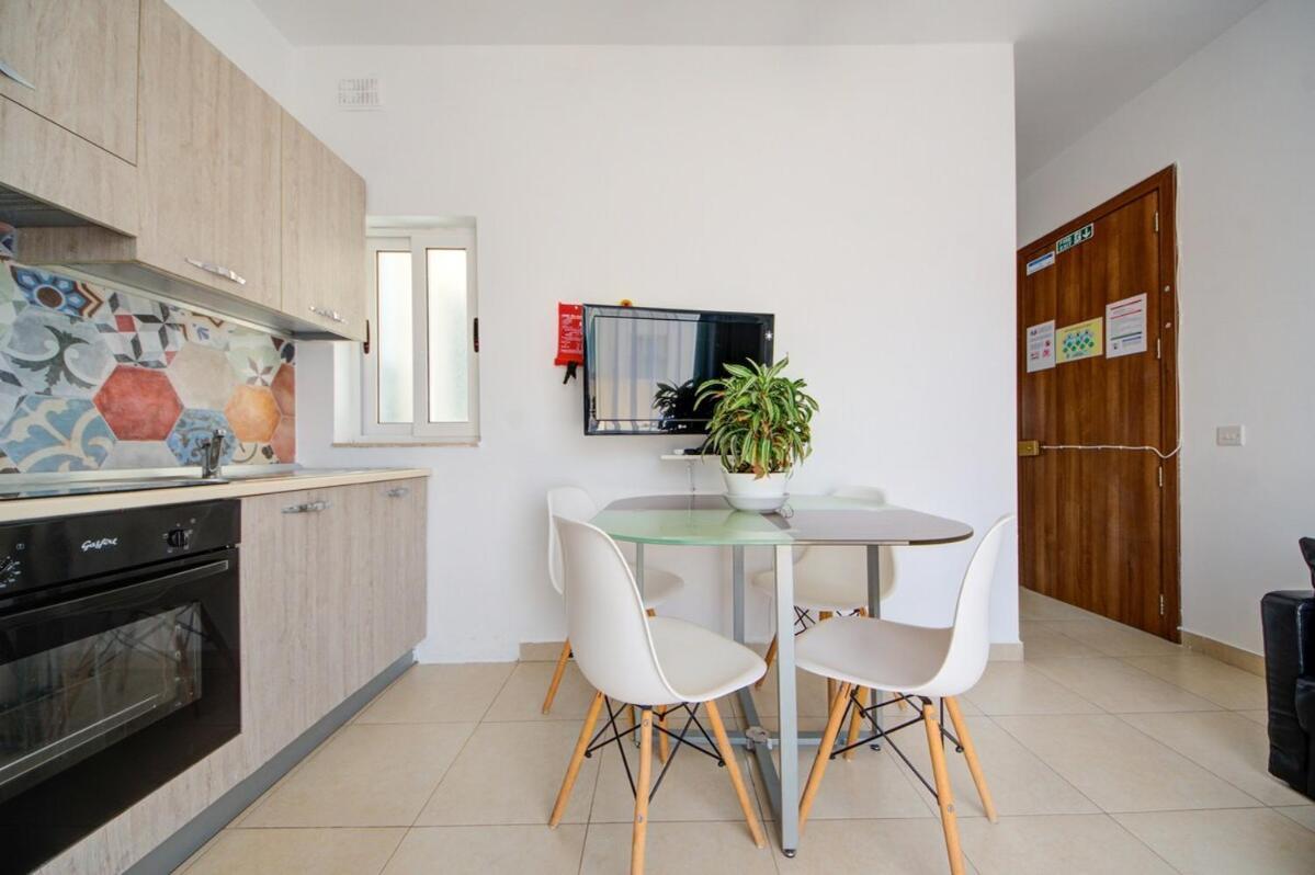 Azure Haven - Gzira Apartments And Penthouse By Shortletsmalta Ruang foto