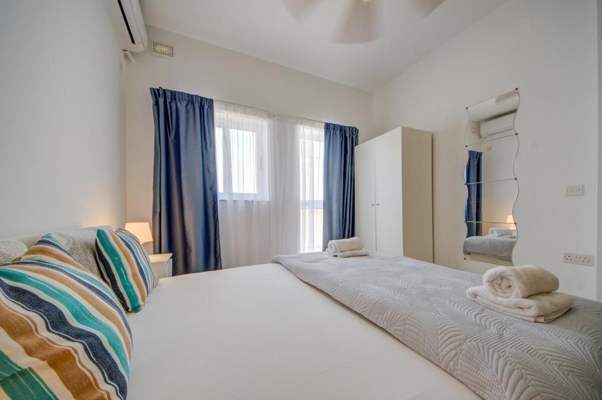 Azure Haven - Gzira Apartments And Penthouse By Shortletsmalta Ruang foto